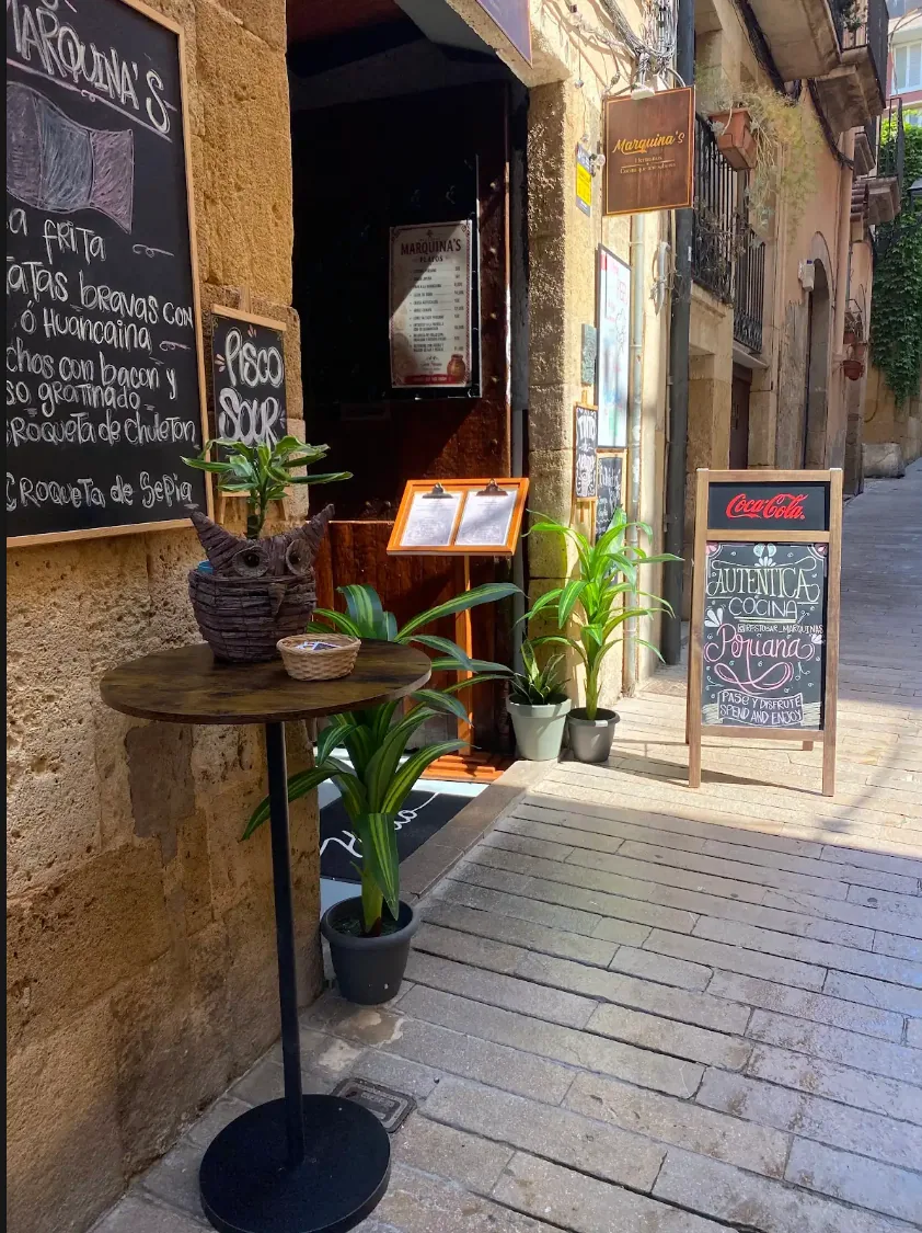 Fachada de Restobar Marquina's en la Parte Alta de Tarragona con las pizarras del menú